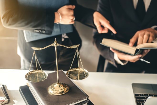 Lawyers negotiating a settlement | MAS Law